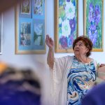 Rómer Ilona festőművész tárlatvezetést tart 2024. április 12-én a Szarvasi Arborétumban nyílt Ecsetvonal című kiállításán.