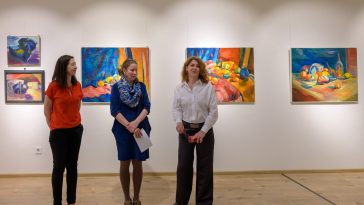 Ván Hajnalka, Horváth Mariann és Szentandrási-Sós Zsuzsanna Erdélyi Attila emlékkiállításának magnyitóján, 2024. április 12-én a Ruzicskay Alkotóházban.