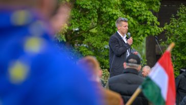 Magyar Péter beszédet mond a történelmi Magyarország közepénél 2024. április 18-án.