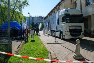 A szűrőkamionban a legkorszerűbb vizsgálati eszközökkel 50 féle vizsgálatot tudnak elvégezni.