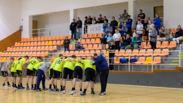 A közönség megtapsolja a hazai csapatot az április 20-án a Zengő Alföld Orosházi KC-vel vívott mérkőzés lefújását követően.