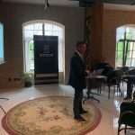 Sziakszai Csaba a Bordűr Hotelben ad elő.