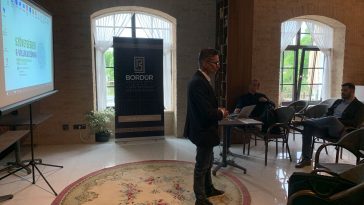 Sziakszai Csaba a Bordűr Hotelben ad elő.