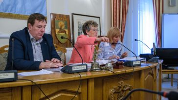 Dr. Lipcsei Imre HVB-tag, dr. Gyalogné dr. Varga Éva a HVB elnöke köszöntötte és Horváthné dr. Kepenyes Edit, a Helyi Választási Iroda helyettes vezetője.