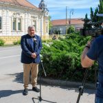 Gajdos Attila polgármesterjelölt sajtótájékoztatót tart a Szervasi Polgármesteri Hivatal előtt 2024. május 13-án.