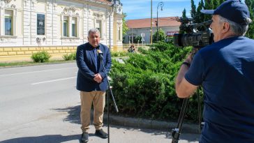 Gajdos Attila polgármesterjelölt sajtótájékoztatót tart a Szervasi Polgármesteri Hivatal előtt 2024. május 13-án.