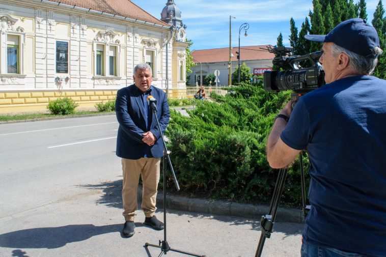 Gajdos Attila polgármesterjelölt sajtótájékoztatót tart a Szervasi Polgármesteri Hivatal előtt 2024. május 13-án.