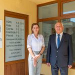 Rácz Annamária és Bődi János a Békés Vármegyei Kereskedelmi és Iparkamara szarvasi irodája előtt.