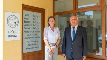 Rácz Annamária és Bődi János a Békés Vármegyei Kereskedelmi és Iparkamara szarvasi irodája előtt.