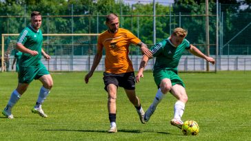 Sándor János (zöldben) és Kecskeméti Sándor (narancsban), háttérben Tari Ferenc.