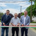 Dankó Béla országgyűlési képviselő, Molnár József polgármester, valamint Szegedi Balázs, Békés Vármegye Önkormányzata alelnöke a június 7-i útátadón.