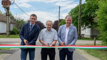 Dankó Béla országgyűlési képviselő, Molnár József polgármester, valamint Szegedi Balázs, Békés Vármegye Önkormányzata alelnöke a június 7-i útátadón.