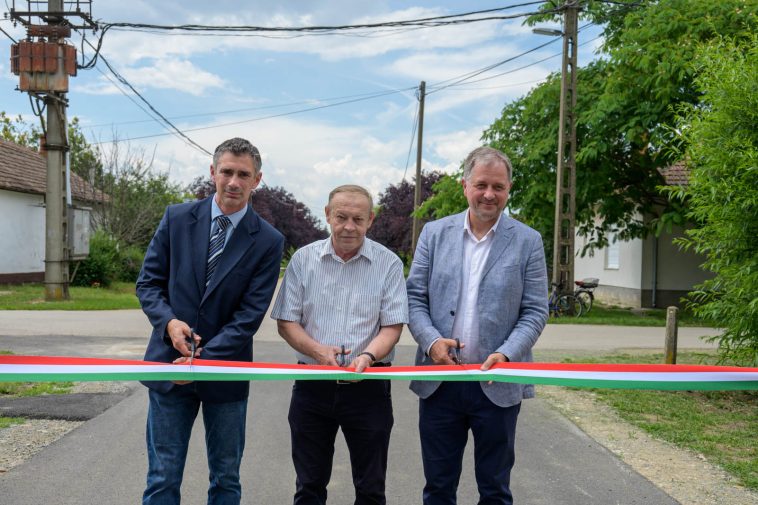 Dankó Béla országgyűlési képviselő, Molnár József polgármester, valamint Szegedi Balázs, Békés Vármegye Önkormányzata alelnöke a június 7-i útátadón.