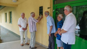 A veterán kézilabdázók megkoszorúzták Bankó Sándor emléktábláját az Alkotmány úti sportcsarnok falán.