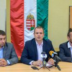 Hodálik Pál megválasztott polgármester sajtótájékoztatót tart, mellette balról Kiss Attila, jobbról Bartolák Csaba megválasztott képviselők.