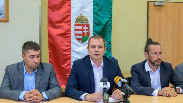 Hodálik Pál megválasztott polgármester sajtótájékoztatót tart, mellette balról Kiss Attila, jobbról Bartolák Csaba megválasztott képviselők.