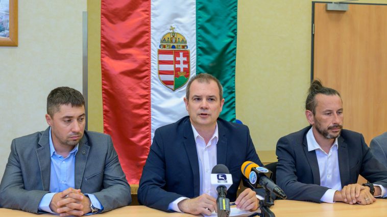 Hodálik Pál megválasztott polgármester sajtótájékoztatót tart, mellette balról Kiss Attila, jobbról Bartolák Csaba megválasztott képviselők.