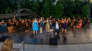 A Szarvasi Vízi Színház 2024 évi programsorozatát egy nulladik napi koncerttel a Szent István Filharmonikusok indították.