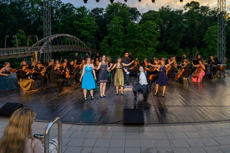 A Szarvasi Vízi Színház 2024 évi programsorozatát egy nulladik napi koncerttel a Szent István Filharmonikusok indították.