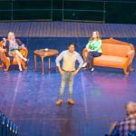 Szulák Andrea, Vadász Gábor és Szőlöskei Tímea a Szakíts, ha tudsz! című darabban a Szarvasi Vízi Színházban 2024. június 15-én.