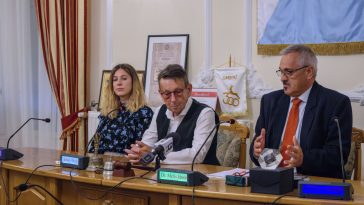 Orvos Alexandra, a Csaba TV szerkesztő-vágója, Babák Mihály polgármester és Szudár László, a Csaba TV alapítója, producere.