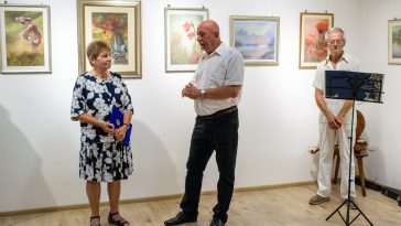 Terhesné Szekera Ilona, dr. Demeter László, a háttérben Kunos András a Ruzicskay Alkotóházban Ili június 22-én megnyílt 18–70-ig című kiállításán.