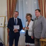 Hodálik Pál megválasztott polgármester, dr. Gyalogné dr. Varga Éva, a Helyi Választási Bizottság elnöke, és dr. Lipcsei Imre, HVB elnökhelyettese, valamint a háttérben dr. Melis János címzetes főjegyző a mandátum átadását követően a Szarvasi Polgármesteri Hivatal tanácstermében 2024. június 24-én.