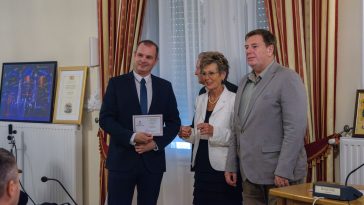 Hodálik Pál megválasztott polgármester, dr. Gyalogné dr. Varga Éva, a Helyi Választási Bizottság elnöke, és dr. Lipcsei Imre, HVB elnökhelyettese, valamint a háttérben dr. Melis János címzetes főjegyző a mandátum átadását követően a Szarvasi Polgármesteri Hivatal tanácstermében 2024. június 24-én.