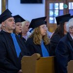 Friss diplomások várnak diplomájuk átvételére Szarvason az Evangélikus Ótemplomban 2024. július 5-én.