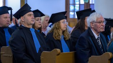 Friss diplomások várnak diplomájuk átvételére Szarvason az Evangélikus Ótemplomban 2024. július 5-én.