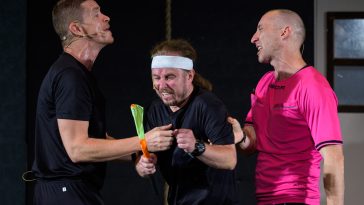 Boronyák Gergely, Ragány Misa és Timkó János a Sóska, sültkrumpli című darabban a Szarvasi Vízi Színházban 2024. július 16-án.