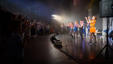 A Cervinus Teátrum 100 éves utazás című előadása a Szarvasi Vízi Színházban 2024. július 23-án.