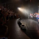 Álló tapssal köszönték meg a nézők a 100 éves utazást.