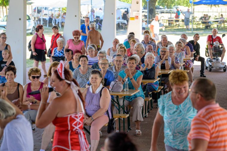 A Mulatós menyecskék műsorát követik a XVI. Sport és Vitamin Napra kilátogató szentandrásiak.