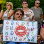 A kastélytörvény ellen tiltakozó Szarvason 2024. augusztus 15-i flashmobon.