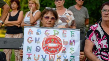 A kastélytörvény ellen tiltakozó Szarvason 2024. augusztus 15-i flashmobon.