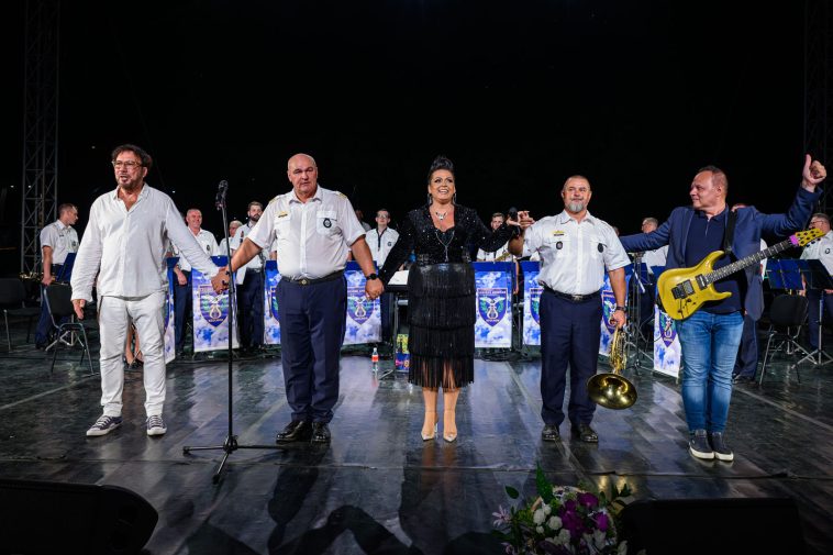 Majsai Gábor, Molnár János őrnagy, Ress Hajnalka, Márki Sándor százados és Szűcs Norbert a Szarvasi Vízi Színházban adott koncerten 2024. augusztus 24-én.