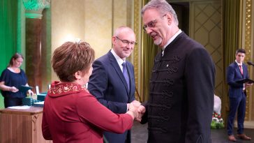Závogyán Magdolna kultúráért felelős államtitkár átadja Pécsváradi Antal Ernőnek, a szarvasi Vajda Péter Evangélikus Gimnázium tanárának a Magyar Arany érdemkereszt polgári tagozat kitüntetést.
