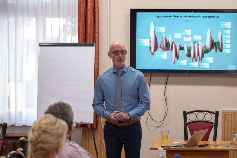 Laczkó Péter, a Lawrence&Benet Zrt. alapító tulajdonosa, vezető szervezetfejlesztési szakértő a Békés Vármegyei Kereskedelmi és Iparkamara szervezésében tartott előadást.