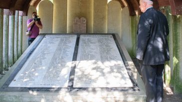 Verő Tamás rabbi tiszteleg a 355 elhurcolt szarvasi áldozat emlékére állított márványtábla előtt.