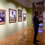 Szabó Antal gyűjtő Koszta József festményei előtt a kiállítás megnyitóján a Tessedik Sámuel Múzeumban 2024. szeptember 12-én.