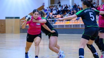 Szöllősi Petra (Szarvasi NKK, pink) és Szőke Evelin (Mezőtúri AFC, fekete) küzdelme a labdáért.