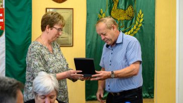 Gilanné Radványi Rózsa alpolgármester és Molnár József polgármester a cikluszáró testületi ülésen.