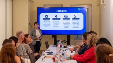 Csermely Ildikó környezetvédelmi szakértő előadása a Békés Vármegyei Kereskedelmi és Iparkamara szarvasi irodájában.