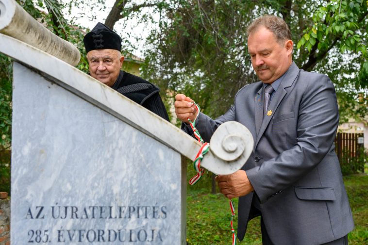 Hévizi Róbert, a Békéssy János Helytörténeti Egyesület elnöke a megemlékezésen. A háttérben Végh Tamás református lelkész.