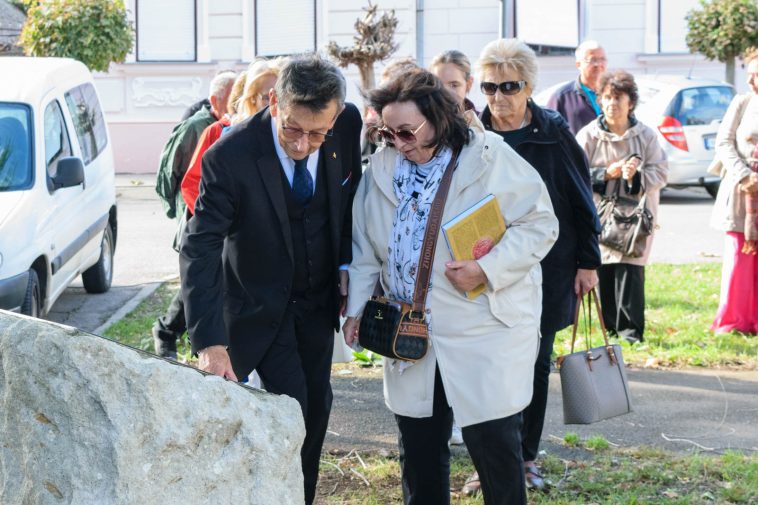 Babák Mihály polgármester és Misúrné Gerő Zsuzsanna az 1944-ben elhurcolt zsidó származású szarvasi polgárok emlékművénél.