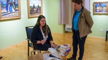 Baráth Viktória író volt vendége az Országos Könyvtári Napok szarvasi eseménysorozat zárórendezvényének.