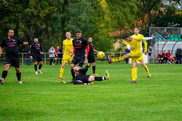 Tofan Alex lövését hárítja a magyarbánhegyesi védelem.