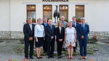 Csabacsűd Nagyközség Önkormányzatának képviselő-testülete, jegyzője és aljegyzője a Csabacsűdi Polgármesteri Hivatal előtt 2024. október 8-án.