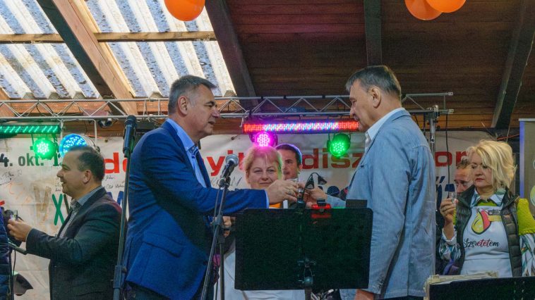 Kozsuch Kornél, a Békés Vármegyei Agrárkamara elnöke gratulál Závoda Ferencnek.